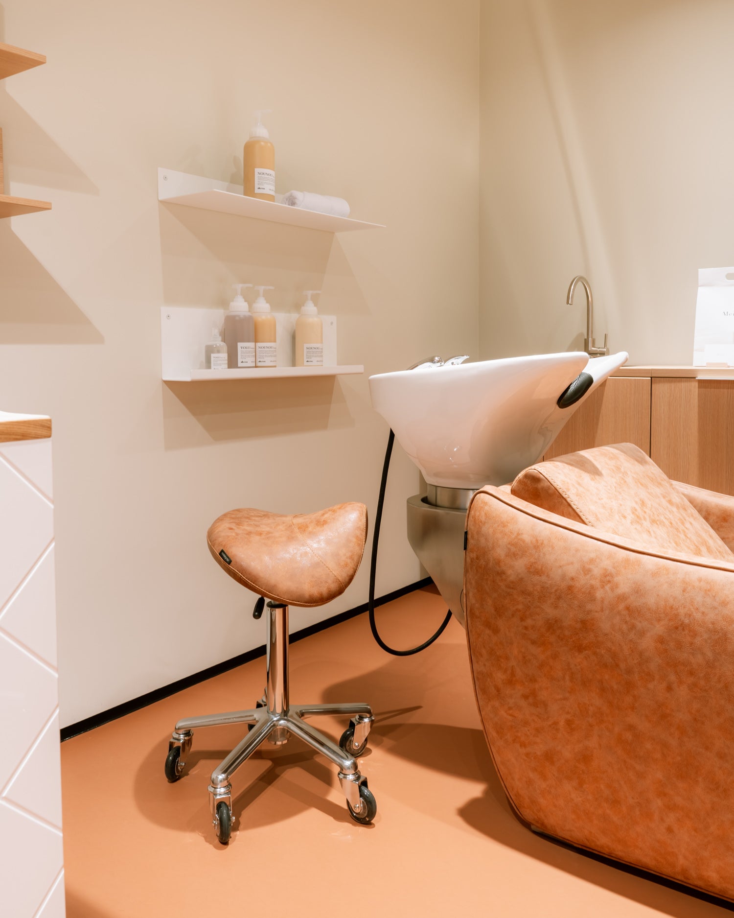 Display Shampoo – White aluminum shampoo shelf