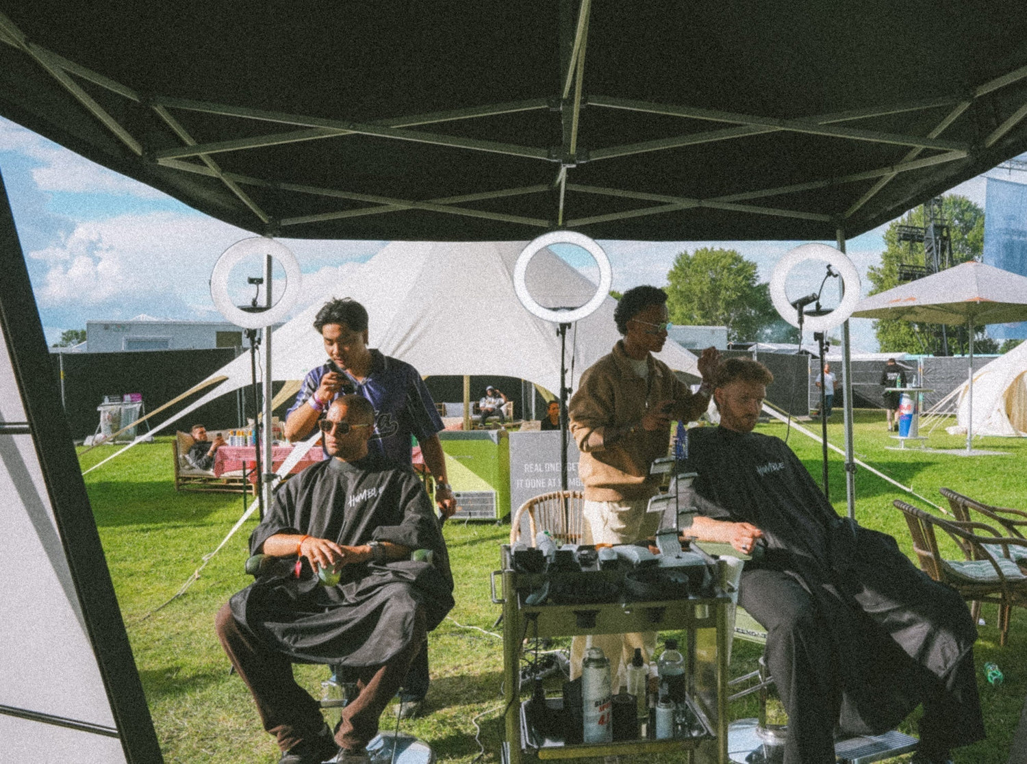 Humble Barbers håller sommarens artister skarpa