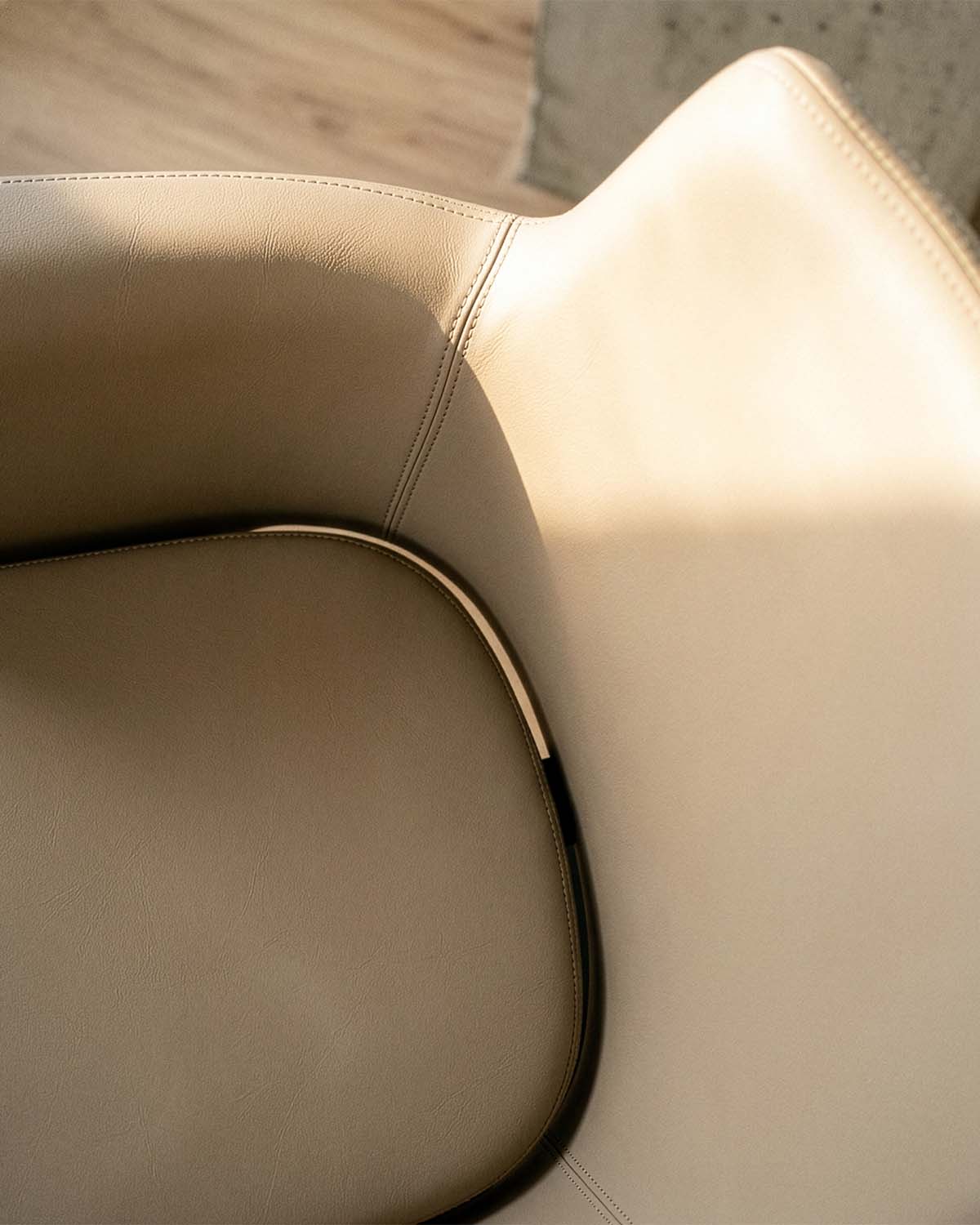 Greiner 38 - Beige kundstol med svart rund fot