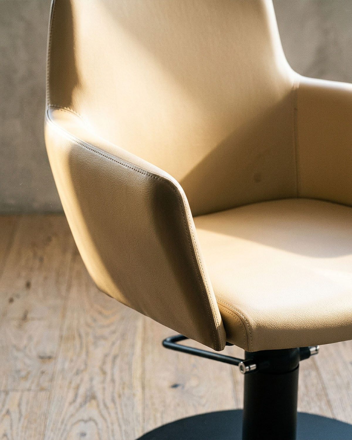 Greiner 38 - Beige kundstol med svart rund fot