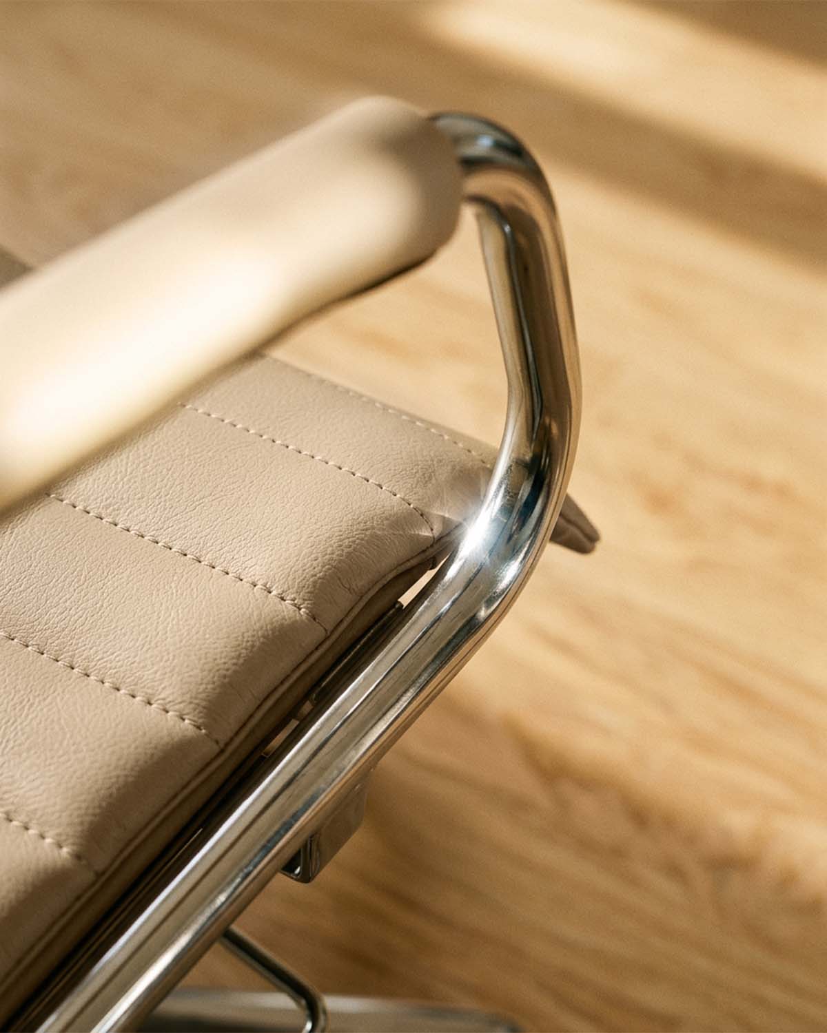 Greiner 59 - beige kundstol med krom kryssfot