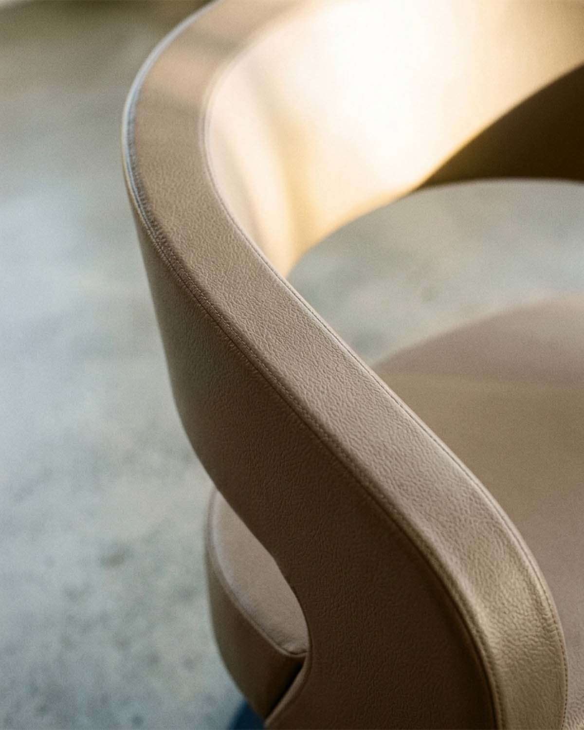 Greiner 50 - Beige kundstol med svart rund fot