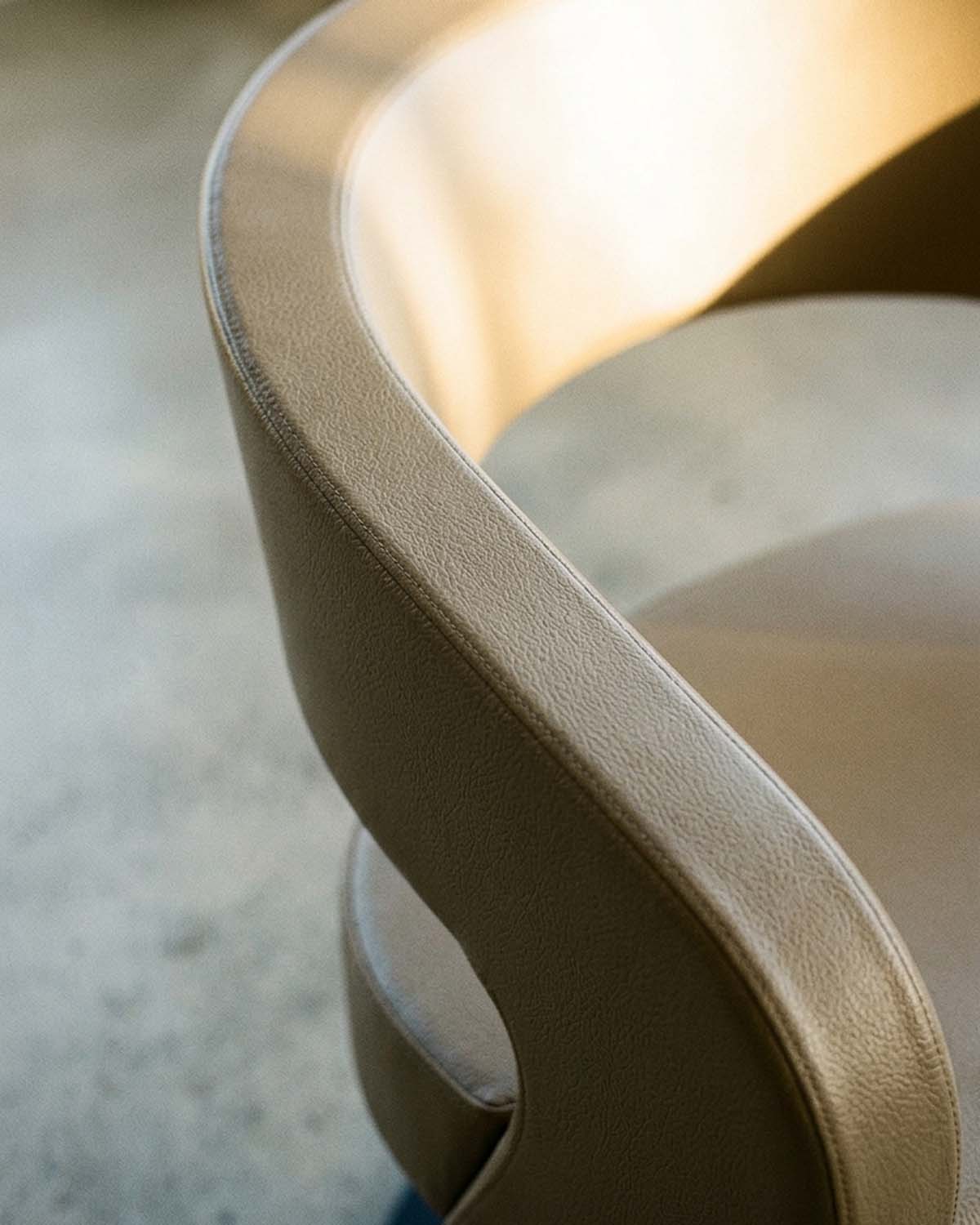 Greiner 50 - Beige kundstol med svart rund fot