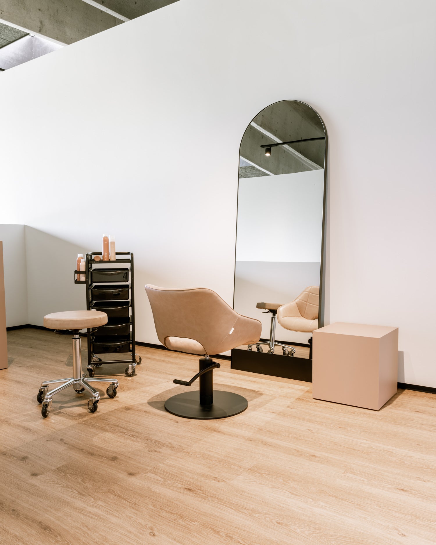 Rosie Blush - Pink hairdressing chair - Black O-base