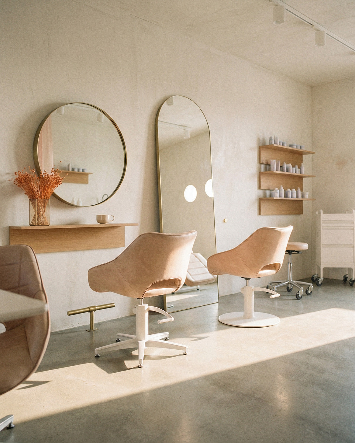 Rosie Blush - Ljusrosa kundstol - Vit rund fot