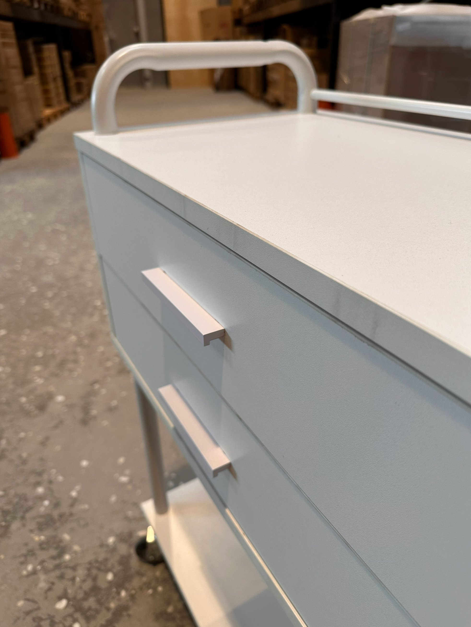 Clara 2 - White Rolling table - Hair-repellent wheels