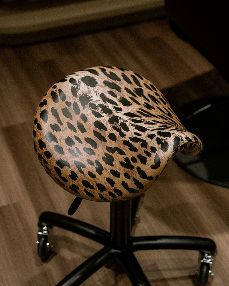 Stella leopard stool black roller